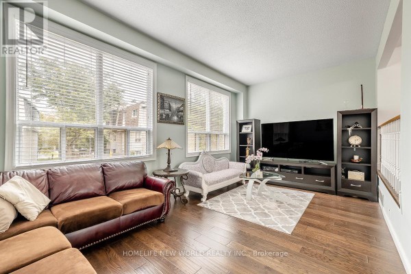 Kitchen - 61 Poplar Crescent, Aurora, ON L4G3M4 Photo 5