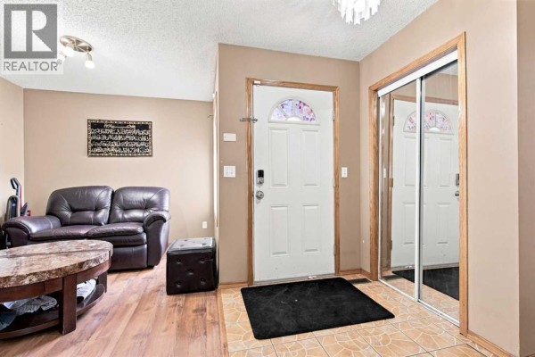 Living room - 610 Saddlecreek Way Ne, Calgary, AB T3J4A4 Photo 3