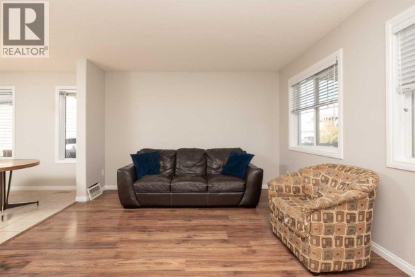 Living room - 610 Silkstone Point W, Lethbridge, AB T1J4C5 Photo 3