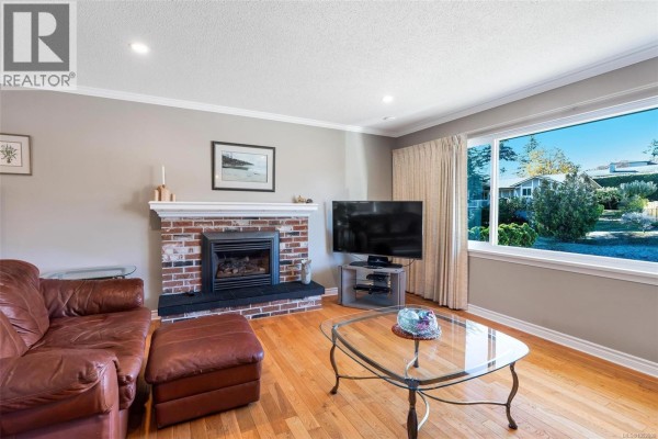 Family room - 610 Vanalman Ave, Saanich, BC V8Z6A6 Photo 4