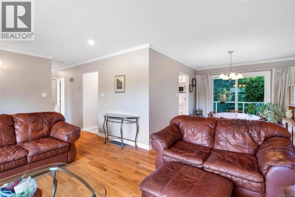 Entrance - 610 Vanalman Ave, Saanich, BC V8Z6A6 Photo 5