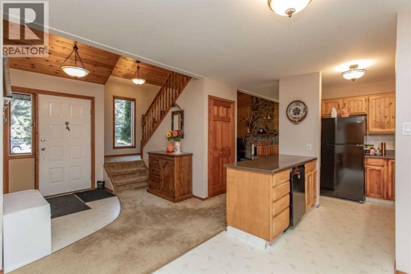 Kitchen - 6107 55 Avenue, Ponoka, AB T4J1L2 Photo 5
