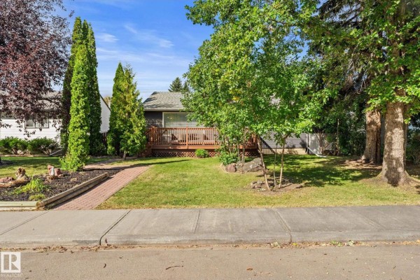 Kitchen - 6108 102 Av Nw, Edmonton, AB T6A0N4 Photo 3