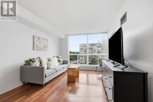 Living room - 611 - 309 Major Mackenzie Avenue, Richmond Hill, ON L4V9Y5 Photo 5