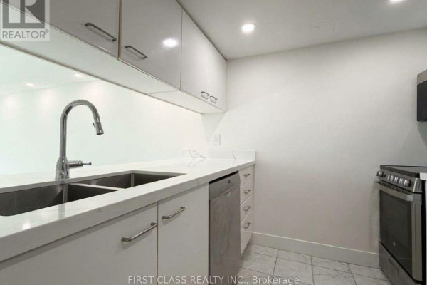 Kitchen - 611 - 38 Elm Street, Toronto, ON M5G2K5 Photo 3