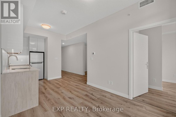Living room - 611 - 60 Frederick Street, Kitchener, ON N2H0C7 Photo 5