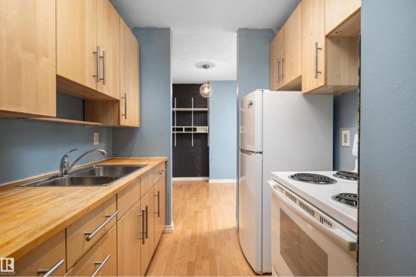 Kitchen - #611 13910 Stony Plain Rd Nw, Edmonton, AB T5N3R2 Photo 3