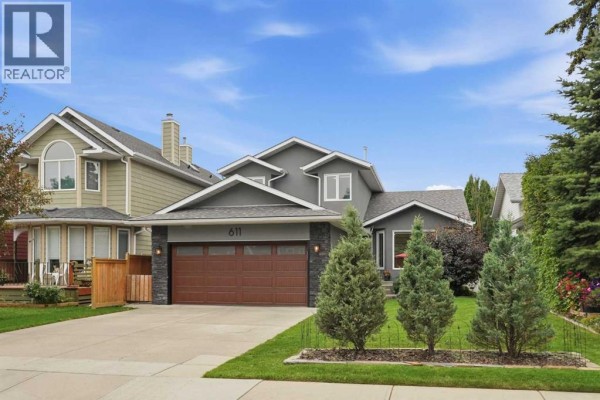 Exterior of a modern grey house with a double garage and manicured landscaping. - 611 25 Avenue Ne, Calgary