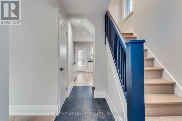 611 Hillsdale Avenue E, Toronto, ON M4S1V1 Photo 3