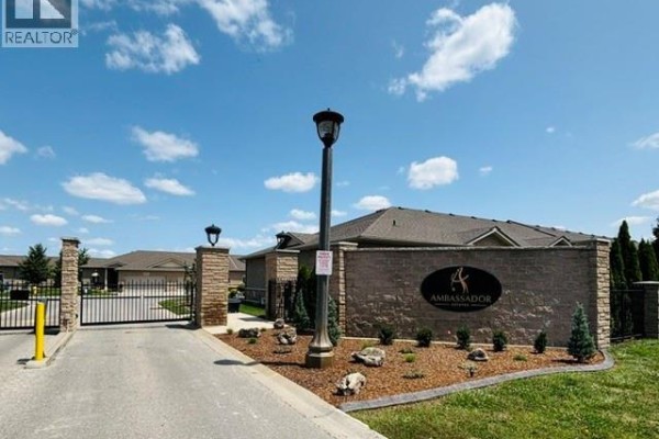 4pc Ensuite bath - 6114 Tiburon Crescent, Windsor, ON N9J3Y7 Photo 3