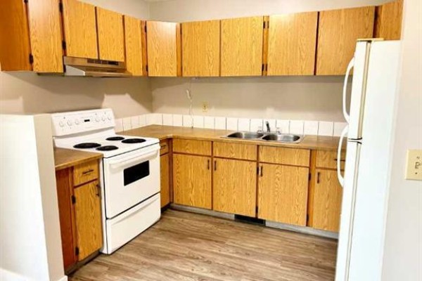 2pc Bathroom - 6117 53 Street, Olds, AB T4H1L2 Photo 3