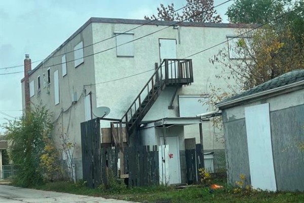 612 Flora Avenue, Winnipeg, MB R2W2S5 Photo 2