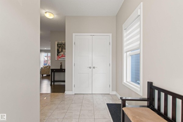 Kitchen - 6124 175 Av Nw, Edmonton, AB T5Y3N7 Photo 3