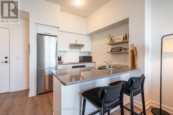 613 - 600 North Service Road, Hamilton, ON, photo 2