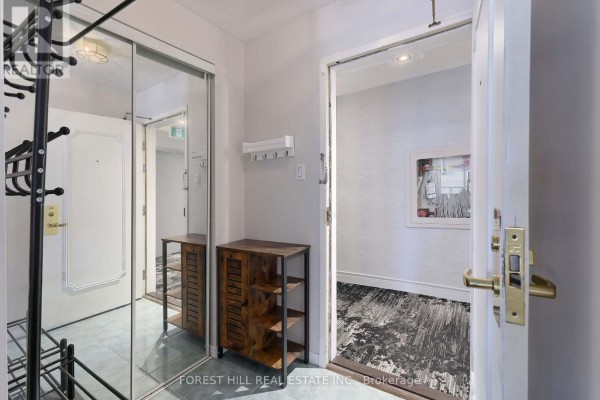 Kitchen - 613 - 887 Bay Street, Toronto, ON M5S1Z7 Photo 3