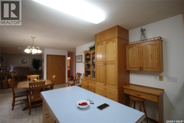 Living room - 613 4th Street W, Shaunavon, SK S0N2M0 Photo 3