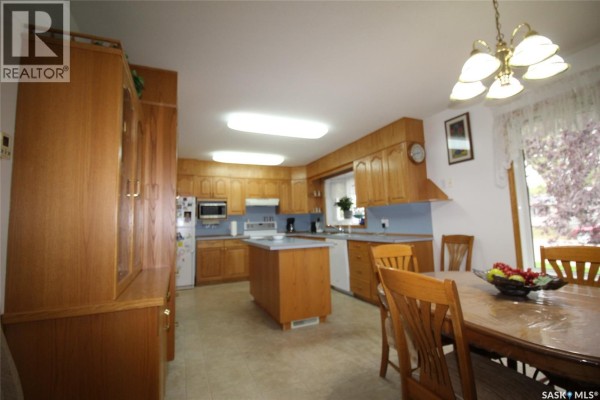 Primary Bedroom - 613 4th Street W, Shaunavon, SK S0N2M0 Photo 4