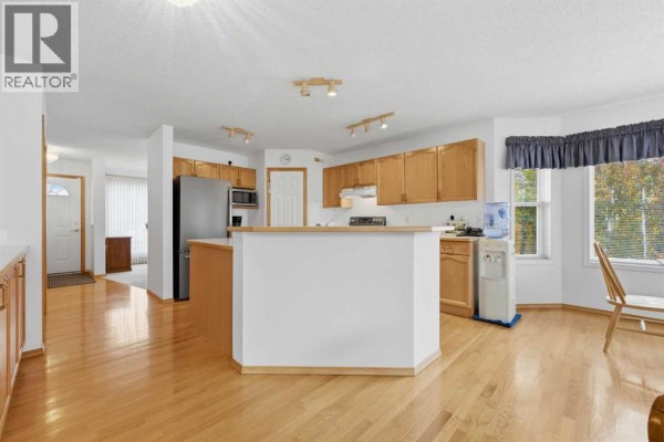Kitchen - 614 Sierra Madre Court Sw, Calgary, AB T3H3M5 Photo 3
