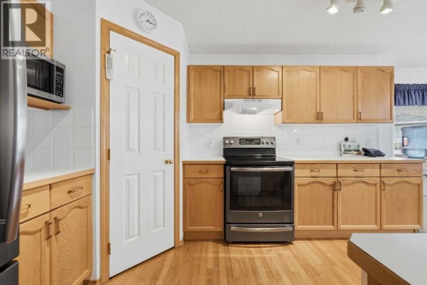 Living room - 614 Sierra Madre Court Sw, Calgary, AB T3H3M5 Photo 5