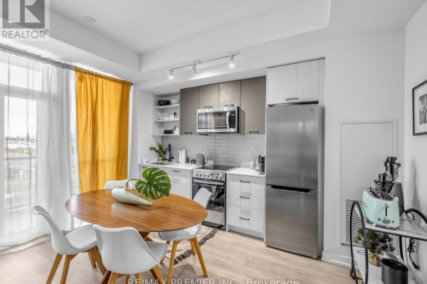 Den - 615 - 2300 St Clair Avenue W, Toronto, ON M6N0B3 Photo 5