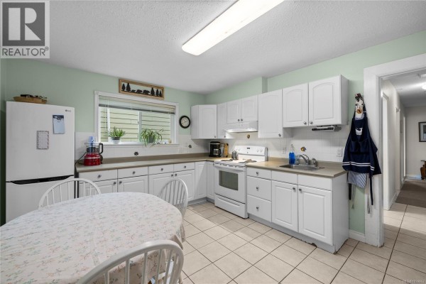 Bathroom - 615 Chinook Ave, Parksville, BC V9P1A5 Photo 5
