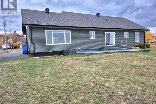 Living room - 615 Rue Principale, Pointe Verte, NB E8J2P7 Photo 2