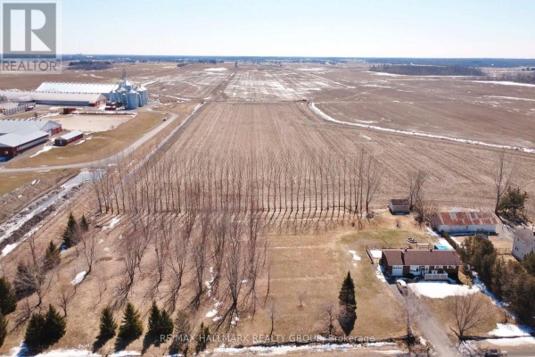 Farmhouse with pool, barns, silos, and fields - 6151 Malakoff Road Ottawa