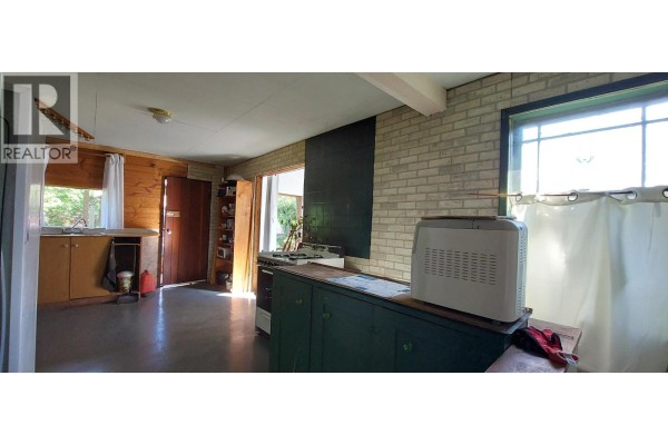 Dining nook - 616 Cliff Street, Bella Coola, BC V0T1C0 Photo 2