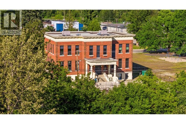 616 Third Street W, Revelstoke, BC V1E0B4 Photo 2