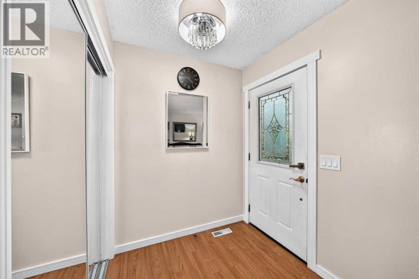 Kitchen - 617 Whitewood Road Ne, Calgary, AB T1Y4A1 Photo 4