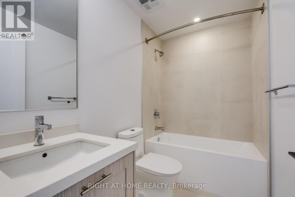 Living room - 618 - 2946 Dundas Street W, Toronto, ON M6P1Y8 Photo 5