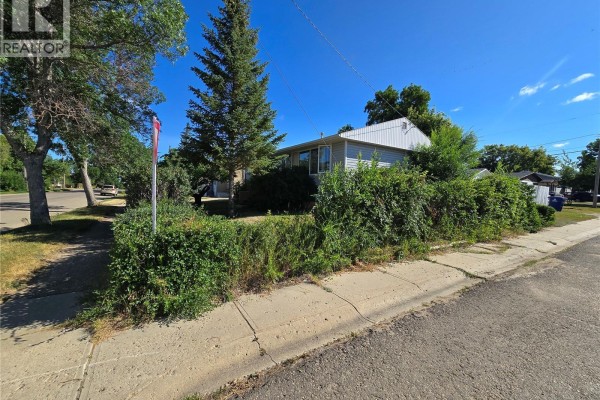 Foyer - 618 3rd Street Se, Weyburn, SK S4H2E1 Photo 2