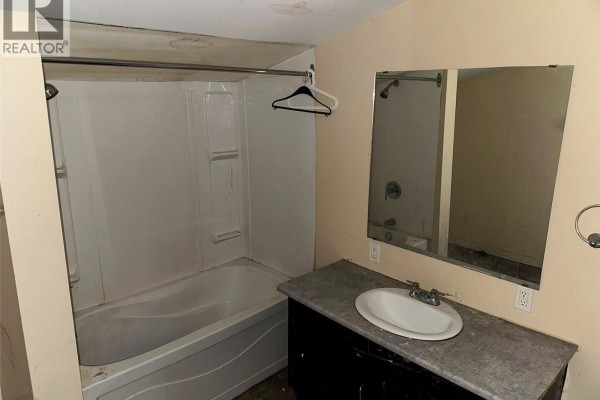 4pc Bathroom - 619 L Avenue S, Saskatoon, SK S7M2H6 Photo 4