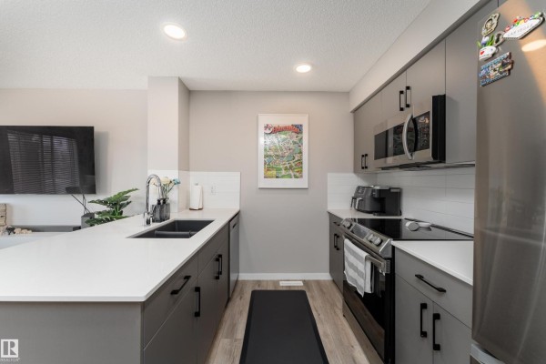 Kitchen - #61a 1530 Tamarack Bv Nw, Edmonton, AB T6T2E6 Photo 2