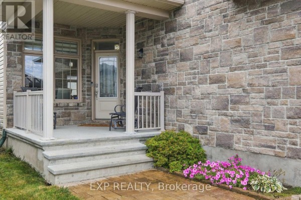 Kitchen - 62 Granite Street, Clarence Rockland, ON K4K0H8 Photo 3