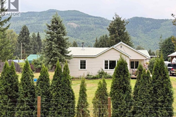 620 Clearwater Village Road, Clearwater, BC, photo 2