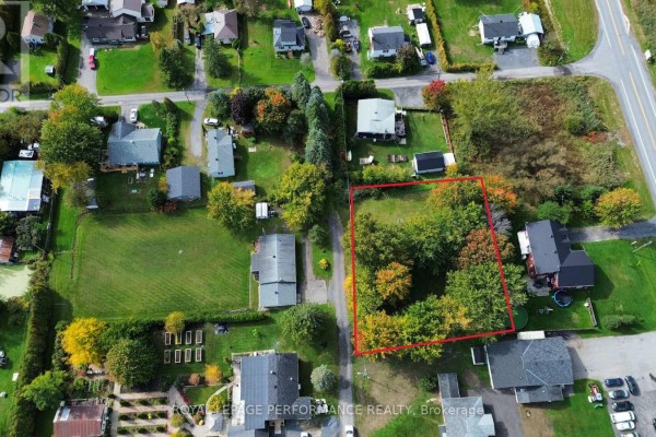 Aerial view of a rectangular property parcel outlined in red, surrounded by residential homes and trees. - 6208 165e Avenue, South Glengarry