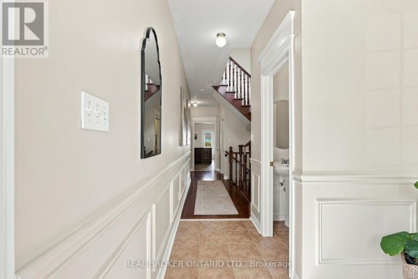 Living room - 621 Society Crescent, Newmarket, ON L3X2V8 Photo 5