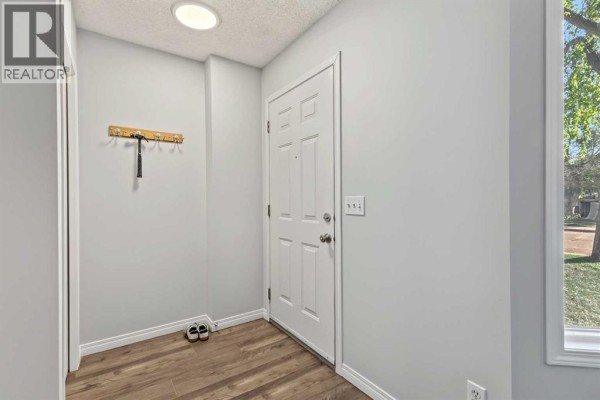 Living room - 6219 18a Street Se, Calgary, AB T2C0N2 Photo 4