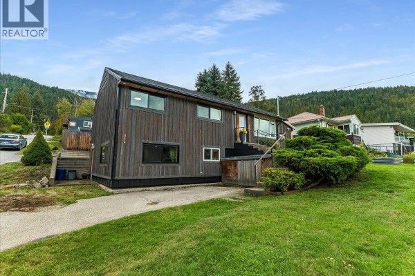 Full bathroom - 622 Eighth Street, Nelson, BC V1L3A7 Photo 2