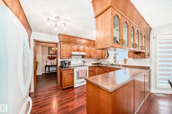 Kitchen - 6223 162b Ave Nw, Edmonton, AB T5Y2S1 Photo 3