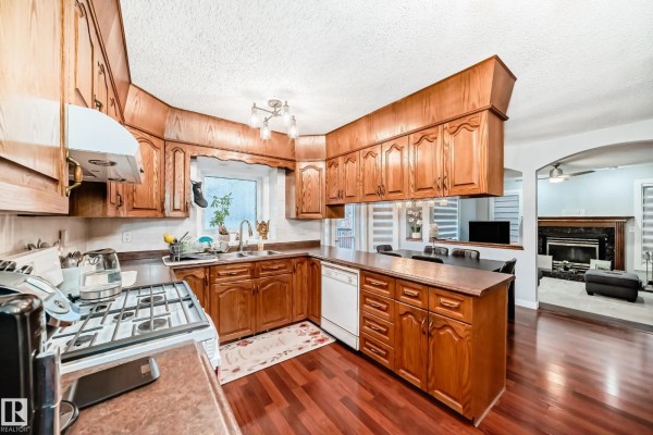 Family room - 6223 162b Ave Nw, Edmonton, AB T5Y2S1 Photo 4