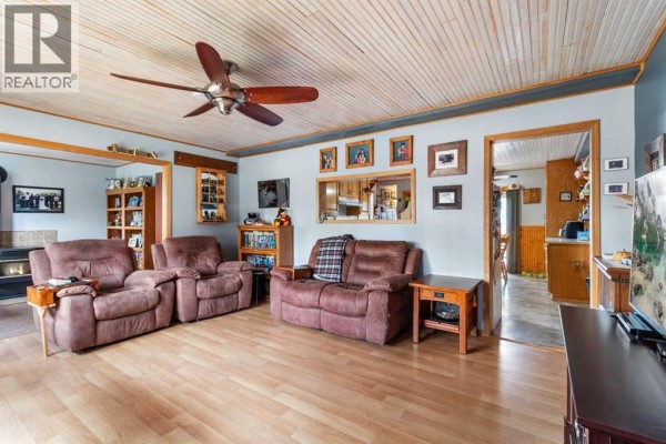 Living room - 623 3 Avenue, Elnora, AB T0M0Y0 Photo 2