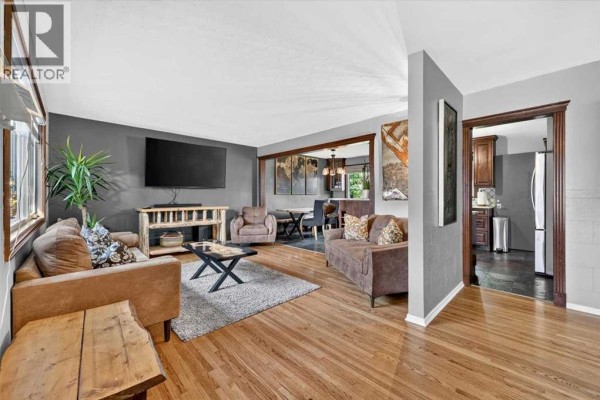 Primary Bedroom - 624 24 Avenue Ne, Calgary, AB T2E1X3 Photo 4