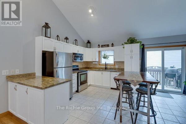 Kitchen with stainless steel appliances and bar seating - 624 Cedar Street W Shelburne