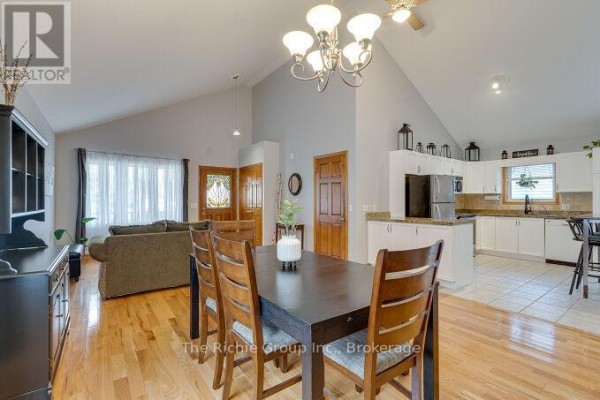 Dining room, kitchen, vaulted ceiling, hardwood floors - 624 Cedar Street W Shelburne