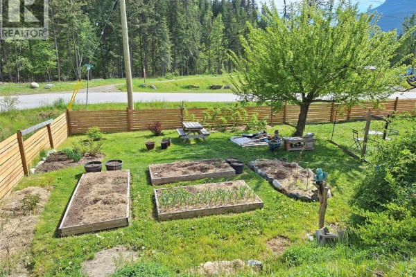 Full bathroom - 624 Slocan Avenue, New Denver, BC V0G1S0 Photo 3