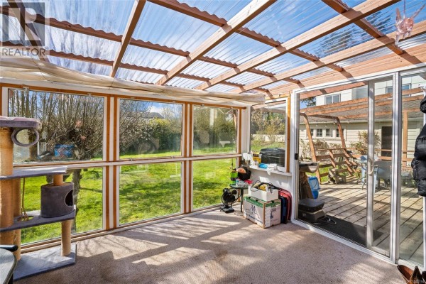 Sunroom - 625 Broadway St, Saanich, BC V8Z2G5 Photo 2
