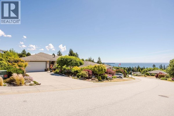 6252 Baillie Road, Sechelt, BC V7Z0R5 Photo 2