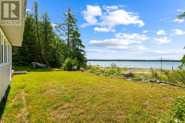 Living room - 626 Warner Bay Road, Northern Bruce Peninsula, ON N0H2R0 Photo 5